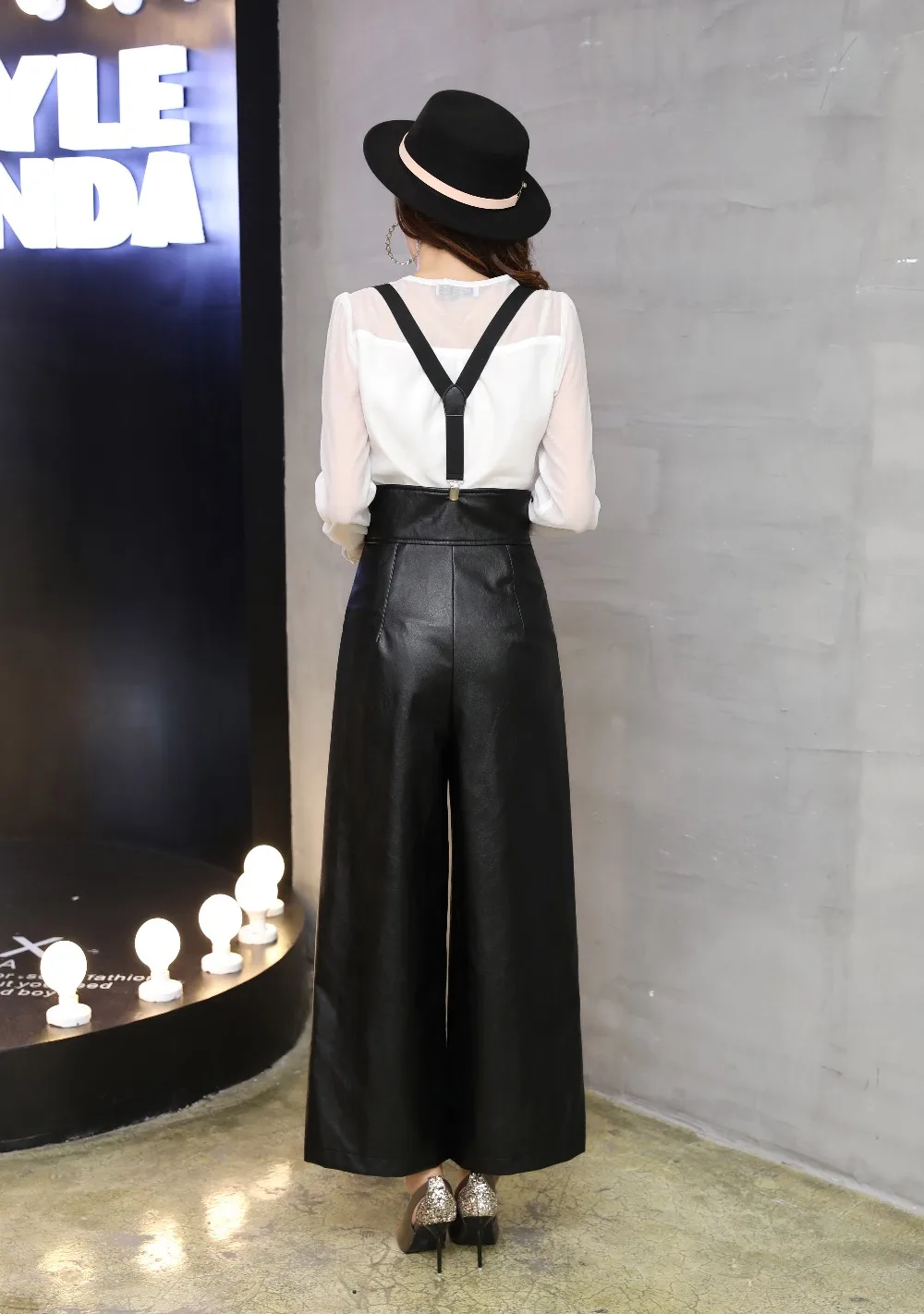2020 Female PU Leather Wide Leg Pant Jumpsuit Rompers Women Elegant Office Work High Waist One Piece Jumpsuits Rompers Clothes
2020 Female PU Leather Wide Leg Pant Jumpsuit Rompers Women Elegant Office Work High Waist One Piece Jumpsuits Rompers Clothes