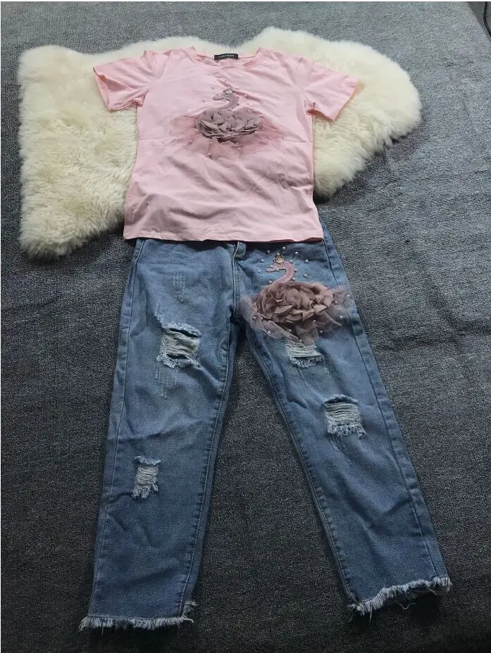 Amolapha Women Handmade Beaded 3D Swan Pattern Tshirt+Mid Calf Jeans Set Woman Jeans Pants Suit
Amolapha Women Handmade Beaded 3D Swan Pattern Tshirt+Mid Calf Jeans Set Woman Jeans Pants Suit