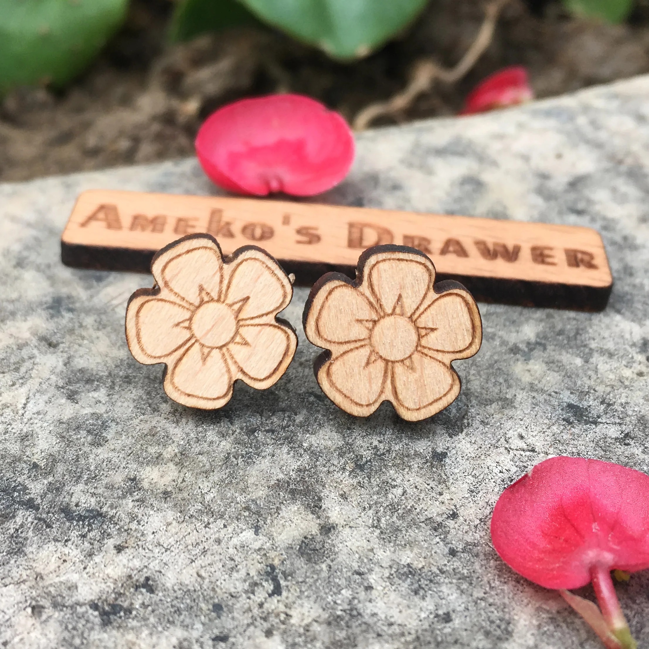Фото Natural Style Laser Engraved Round Flowers Earrings Plant Stud Blossom Wooden Earring X 1 Pair |