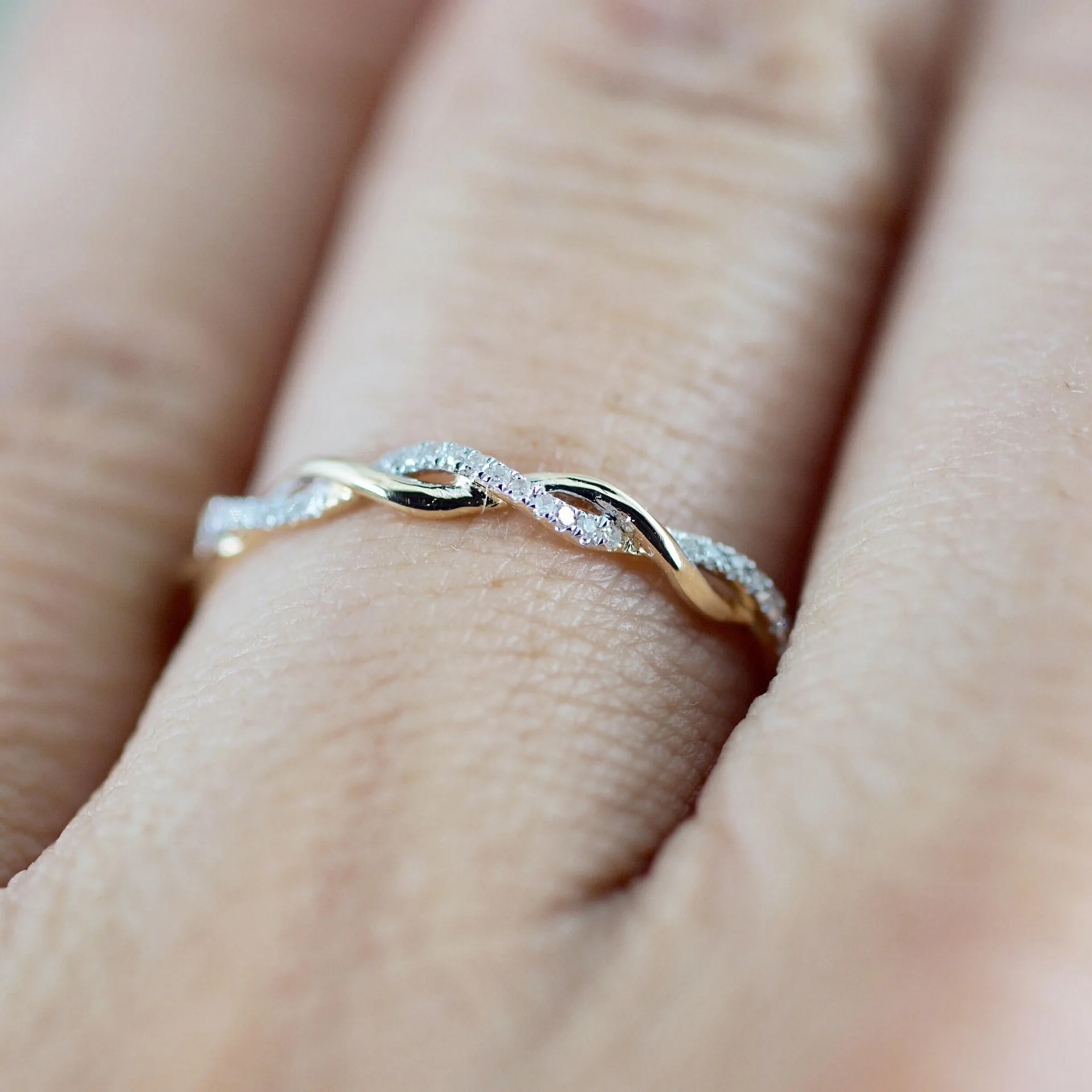 The ring's braided twig ring is the perfect wedding gift for a woman's elegant and delicate ring, a student contract ornament
The ring's braided twig ring is the perfect wedding gift for a woman's elegant and delicate ring, a student contract ornament
