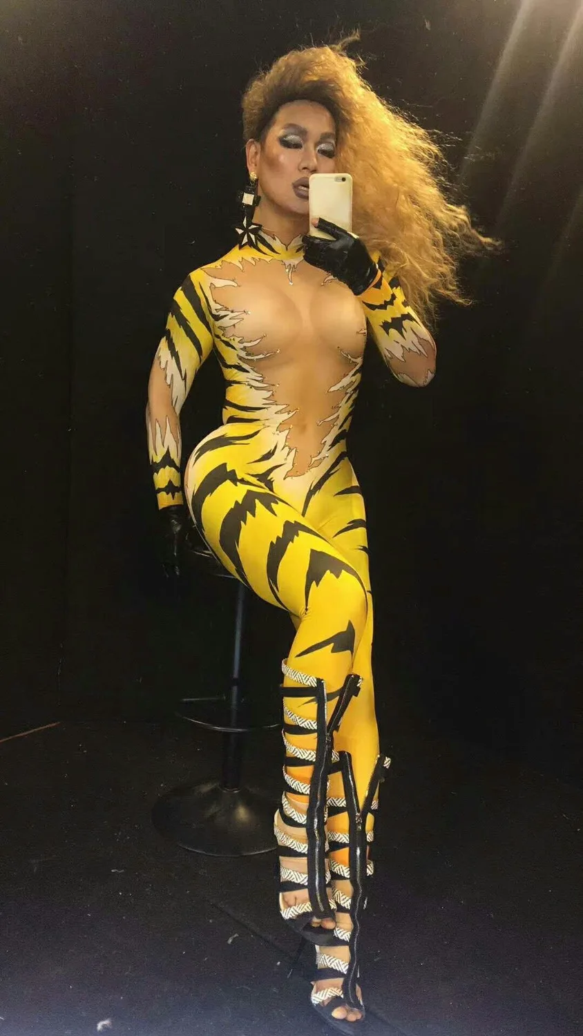 Женский комбинезон с тигровым принтом, украшенный стразами и облегающий тело. Костюм для выступлений на сцене.