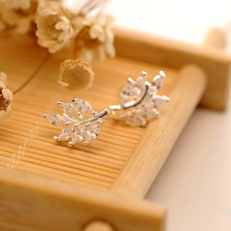 Genuine S925 sterling sv jewelry Korean ladies inlaid zircon asymmetric leaves modeling earrings for women fashion gifts
Genuine S925 sterling sv jewelry Korean ladies inlaid zircon asymmetric leaves modeling earrings for women fashion gifts