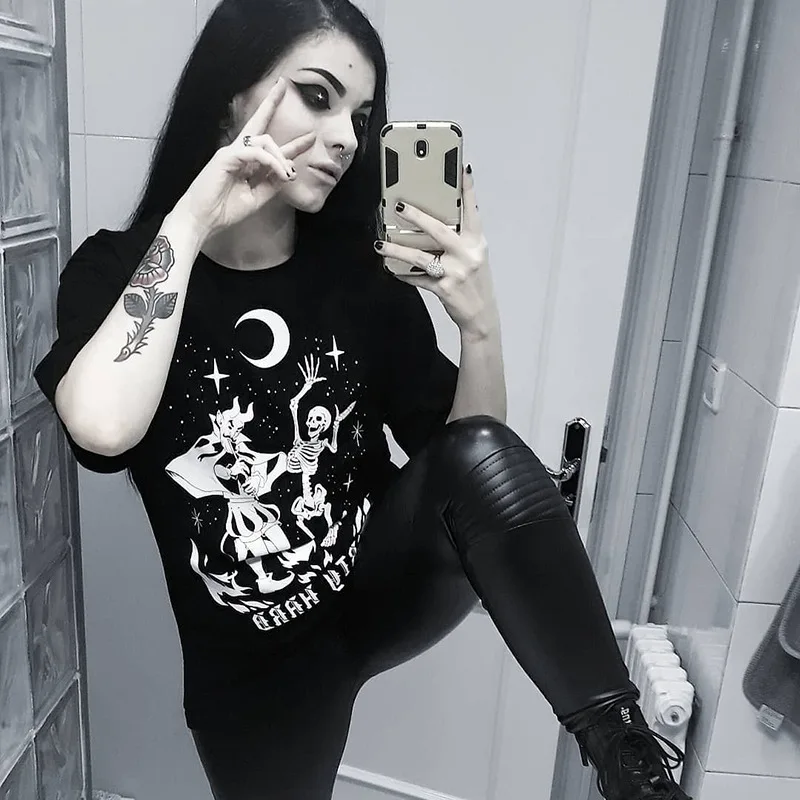 Dark Fashion Gothic T Shirt Women Devil Skull Printed High Street Retro Cotton Graphic Tees Women Graphic T-Shirts Loose Tee
Dark Fashion Gothic T Shirt Women Devil Skull Printed High Street Retro Cotton Graphic Tees Women Graphic T-Shirts Loose Tee