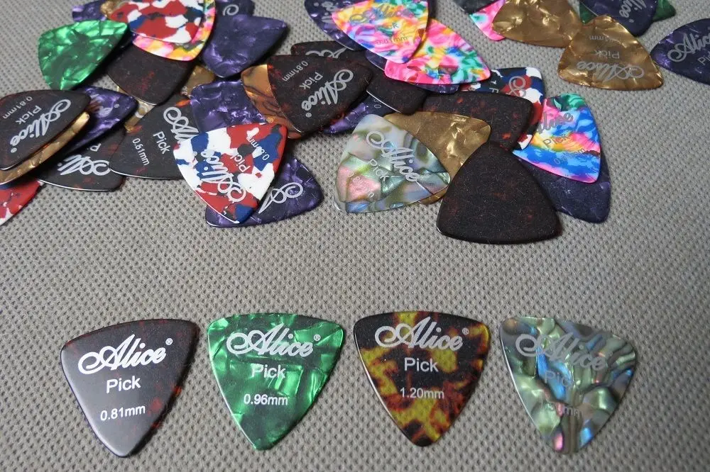 50pcs various of (colour and thickness) Large triangle"Celluloid" Guitar Pick
50pcs various of (colour and thickness) Large triangle"Celluloid" Guitar Pick