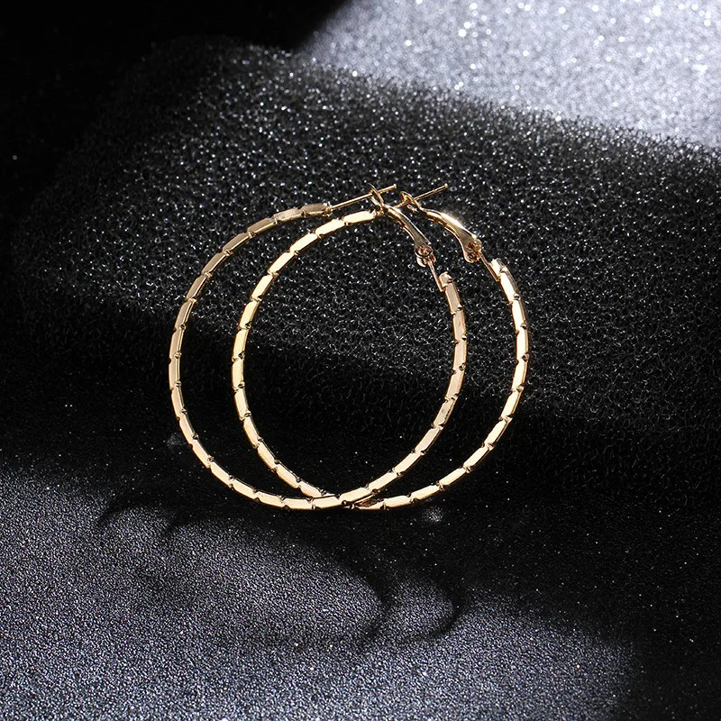 Fashion 50mm Bamboo Hollow Circle Alloy Hoop Earrings Simple Gold Color Hoop Earrings For Women Engagement Gift
Fashion 50mm Bamboo Hollow Circle Alloy Hoop Earrings Simple Gold Color Hoop Earrings For Women Engagement Gift
