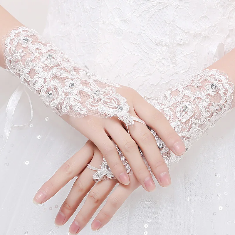 2020 Hot Sale High Quality Short Bridal Gloves Fingerless Rhinestone Lace For Wedding Party Prom Wrist Gloves Special Occasion
2020 Hot Sale High Quality Short Bridal Gloves Fingerless Rhinestone Lace For Wedding Party Prom Wrist Gloves Special Occasion