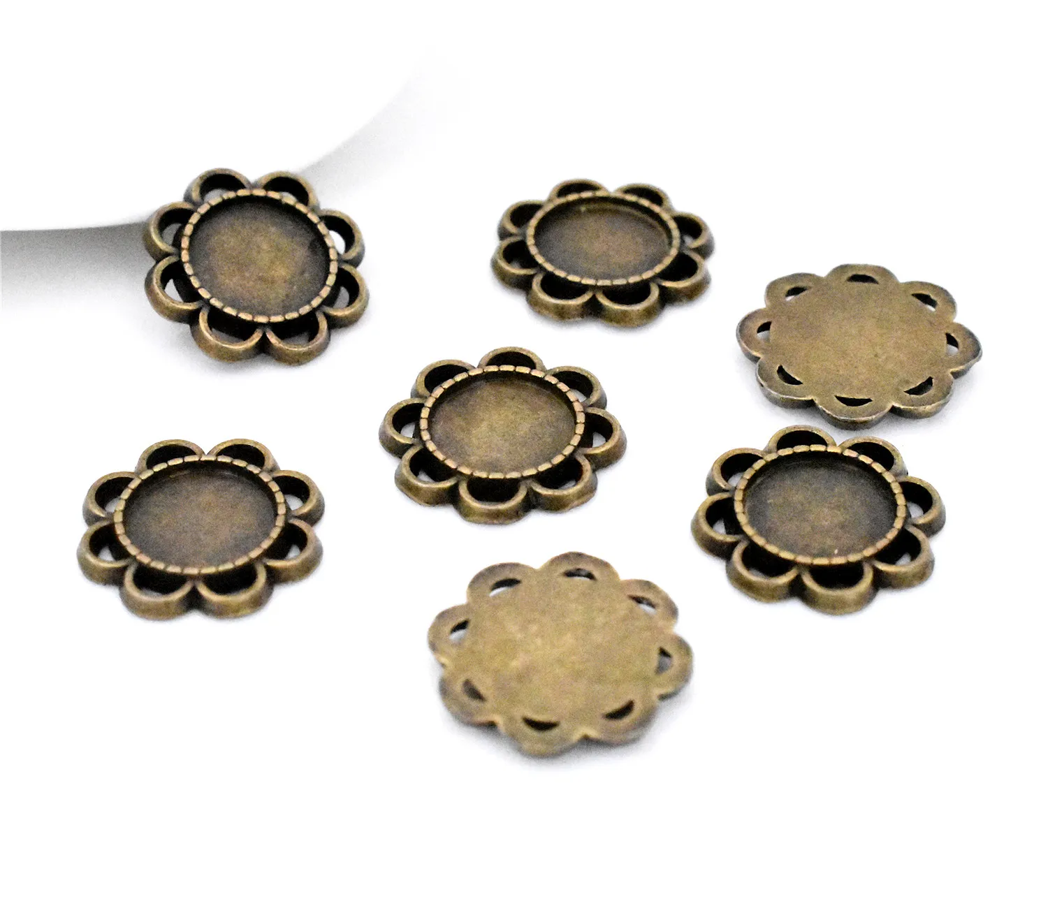 10pcs/lot 10mm Inner Size Antique Bronze Plated Flower Style Cabochon Base Cameo Setting Charms Pendant
10pcs/lot 10mm Inner Size Antique Bronze Plated Flower Style Cabochon Base Cameo Setting Charms Pendant