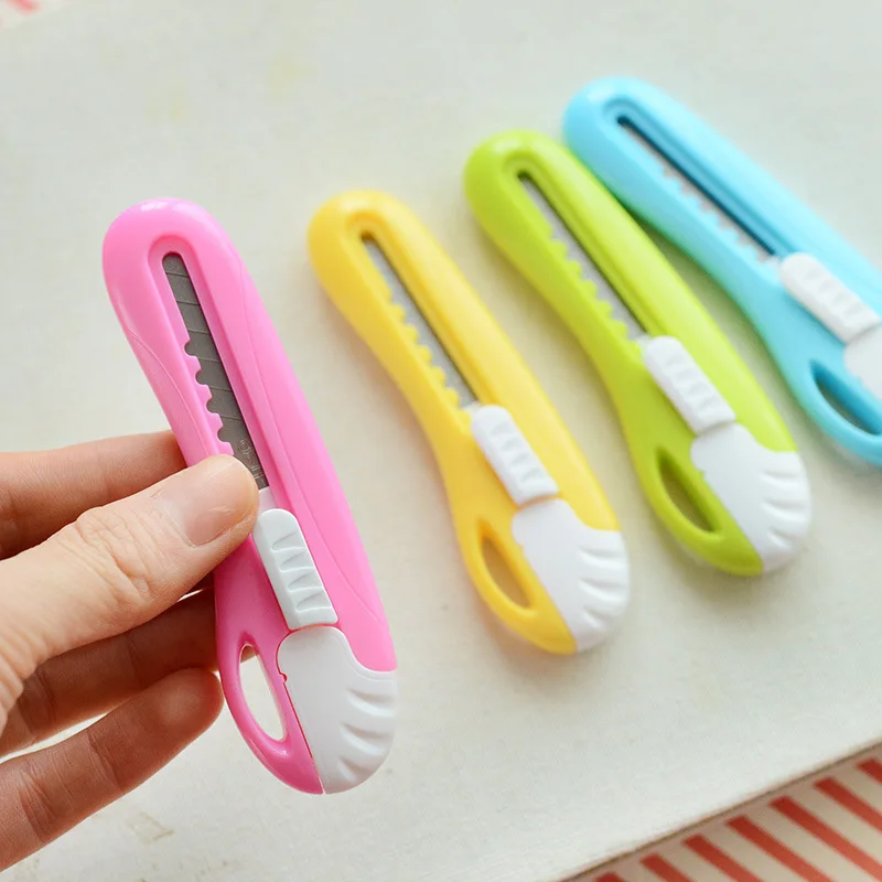 Coloffice 2PCs/Set Cute Color Utility Knife With Lanyard Hole Letter Splitting Knife Students DIY Stationery Office Supplies
Coloffice 2PCs/Set Cute Color Utility Knife With Lanyard Hole Letter Splitting Knife Students DIY Stationery Office Supplies