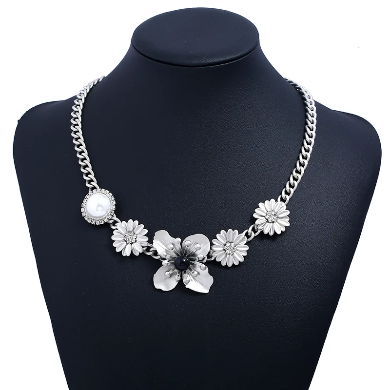 MAIRA.L Hot Sale Collarbone Chain Necklace and Beautiful Short Pearl Flower Necklace
MAIRA.L Hot Sale Collarbone Chain Necklace and Beautiful Short Pearl Flower Necklace