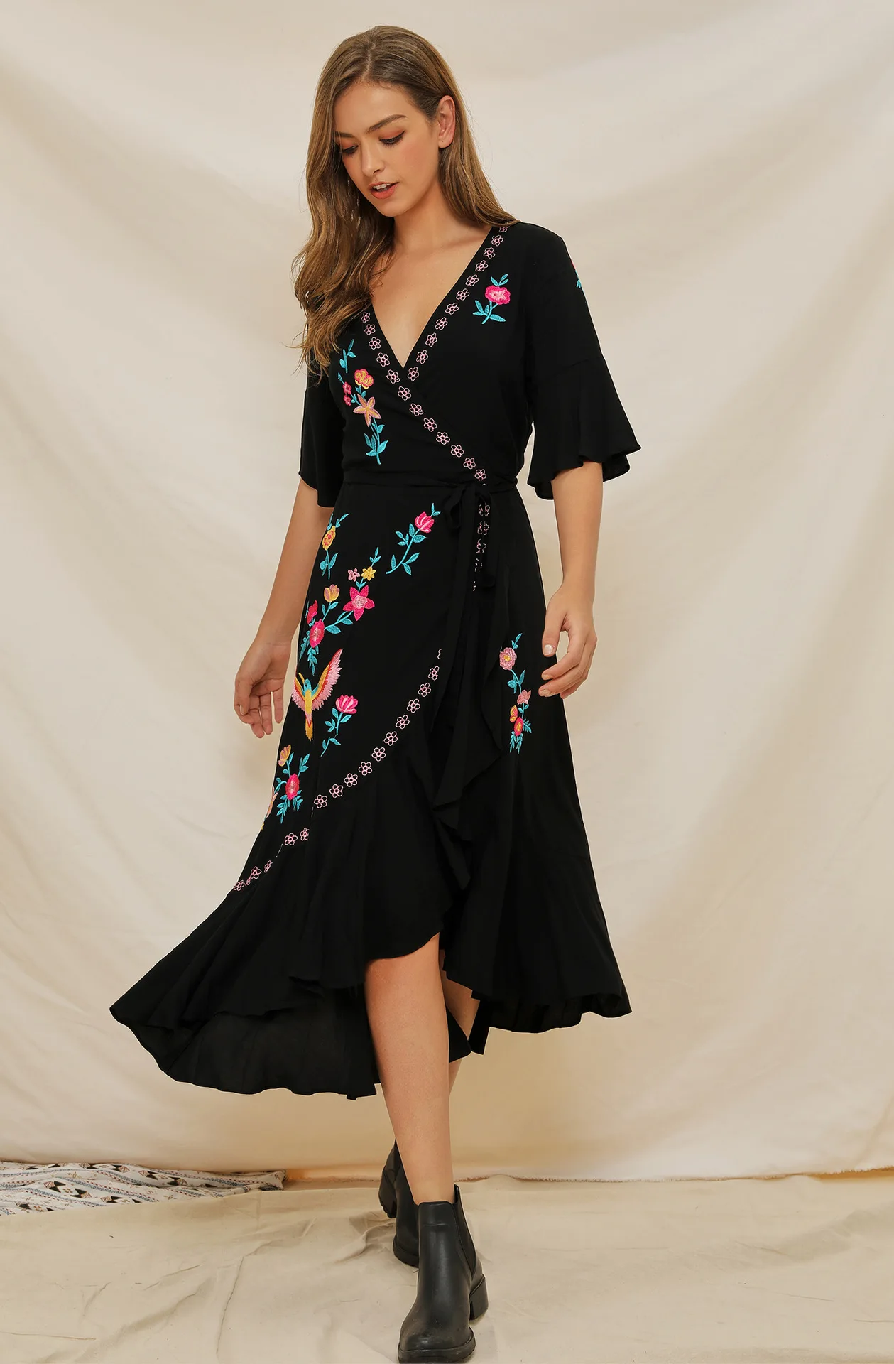 KHALEE YOSE Floral Embroidery Maxi Wrap Dresses Black Women Dress V-neck Lace Up Ruffles Bohemian Gypsy Beach Long Holiday Dress
KHALEE YOSE Floral Embroidery Maxi Wrap Dresses Black Women Dress V-neck Lace Up Ruffles Bohemian Gypsy Beach Long Holiday Dress