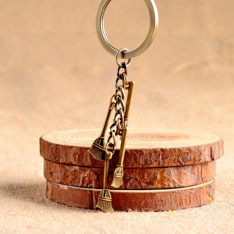 Vintage Antique Bronze Zinc Alloy Metal Chain Diy 3D New Design Besom Keychain Gift for Mother Besom Porte Clef Tool Model Charm
Vintage Antique Bronze Zinc Alloy Metal Chain Diy 3D New Design Besom Keychain Gift for Mother Besom Porte Clef Tool Model Charm