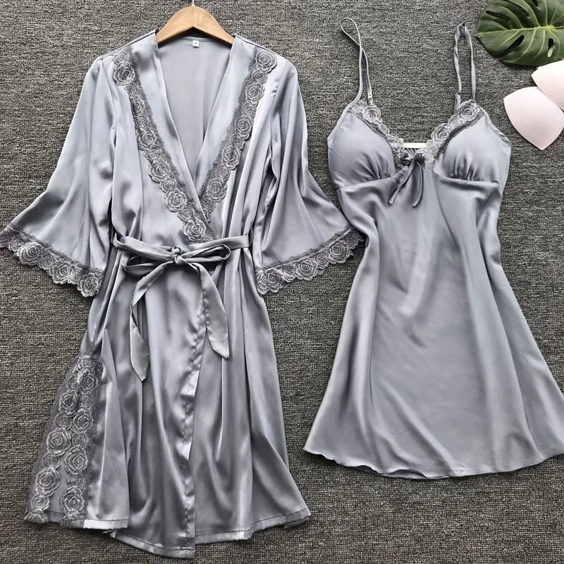 Satin Women Robe Gown Sets Sexy Lace Sleep Lounge Pijama Long Sleeve Ladies Nightwear Bathrobe Night Dress With Chest Pads 986
Satin Women Robe Gown Sets Sexy Lace Sleep Lounge Pijama Long Sleeve Ladies Nightwear Bathrobe Night Dress With Chest Pads 986