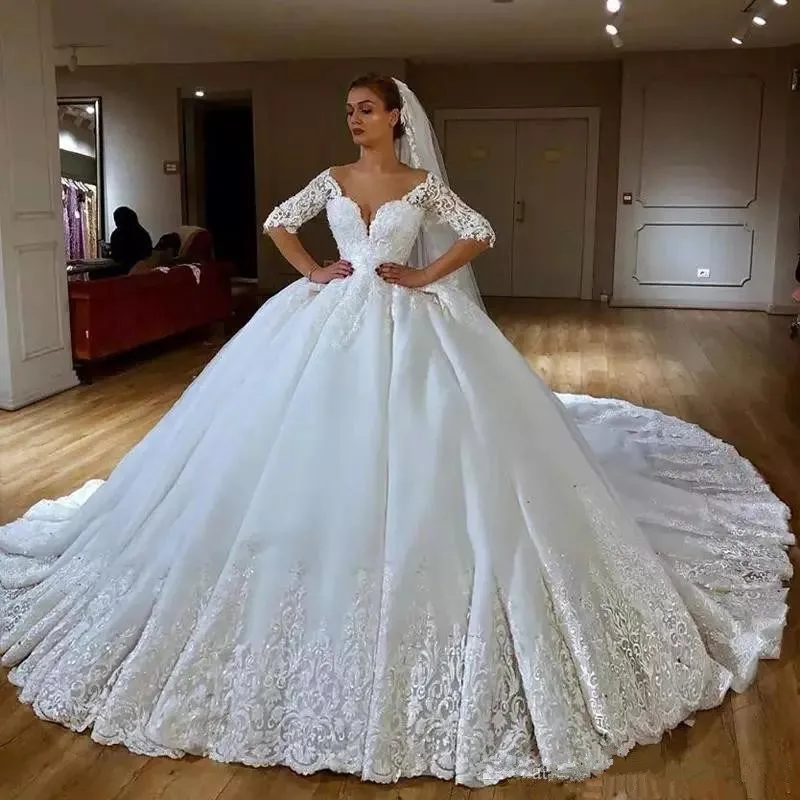 2021 Lace Ball Gown Wedding Dress V Neck Lace Appliques Beaded Half Sleeves royal Train Vintage Wedding Dress Arabic Bridal Gown
2021 Lace Ball Gown Wedding Dress V Neck Lace Appliques Beaded Half Sleeves royal Train Vintage Wedding Dress Arabic Bridal Gown