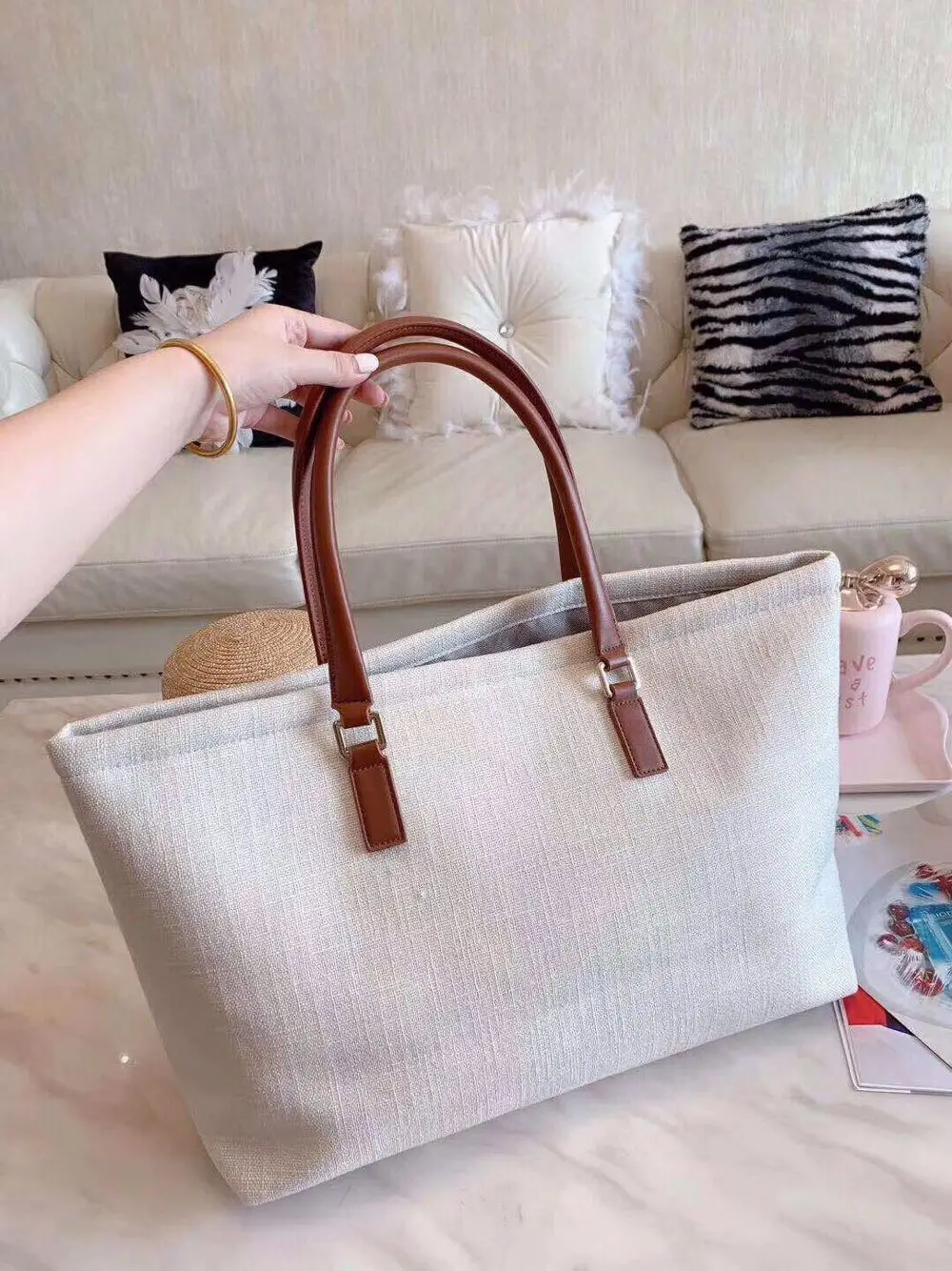 Brand Designer Creates High Quality Ladies'Shopping Bags with Canvas Leather in 2019
Brand Designer Creates High Quality Ladies'Shopping Bags with Canvas Leather in 2019