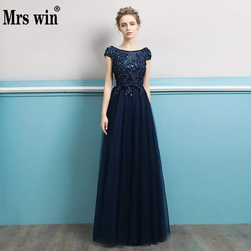 Вечернее платье темно синего цвета с цветочной аппликацией а силуэт короткий