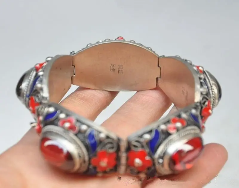 7.88 inch / Beautiful Chinese ancient Tibetan silver cloisonne inlaid with Artificial Red Zircon bracelet
7.88 inch / Beautiful Chinese ancient Tibetan silver cloisonne inlaid with Artificial Red Zircon bracelet