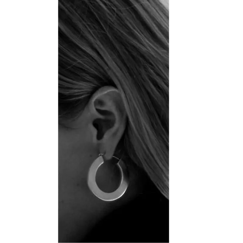 European and American simple style ladies earrings stylish metal round large earring ear stud earrings
European and American simple style ladies earrings stylish metal round large earring ear stud earrings