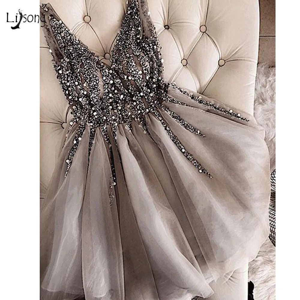 Sparkle Crystal Beaded Short Cocktail Dresses Gray Homecoming Dress Double V-neck Sexy Shiny Mini Prom Gowns Abiye Vestidos
Sparkle Crystal Beaded Short Cocktail Dresses Gray Homecoming Dress Double V-neck Sexy Shiny Mini Prom Gowns Abiye Vestidos