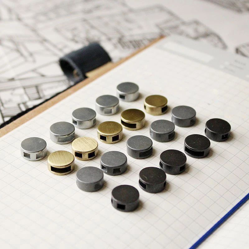 Vintage Travelers Notebook Accessories Metal Rope Buckle Planner Decorative Diy Tool High-Grade Retro Pendant Stationery Store
Vintage Travelers Notebook Accessories Metal Rope Buckle Planner Decorative Diy Tool High-Grade Retro Pendant Stationery Store