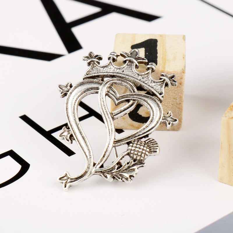 dongsheng Wholesale Outlander Thistle Sword Brooch Men's Shirt Knot Scottish Irish Flower Crown Amulet Hollow Brooch Pins
dongsheng Wholesale Outlander Thistle Sword Brooch Men's Shirt Knot Scottish Irish Flower Crown Amulet Hollow Brooch Pins