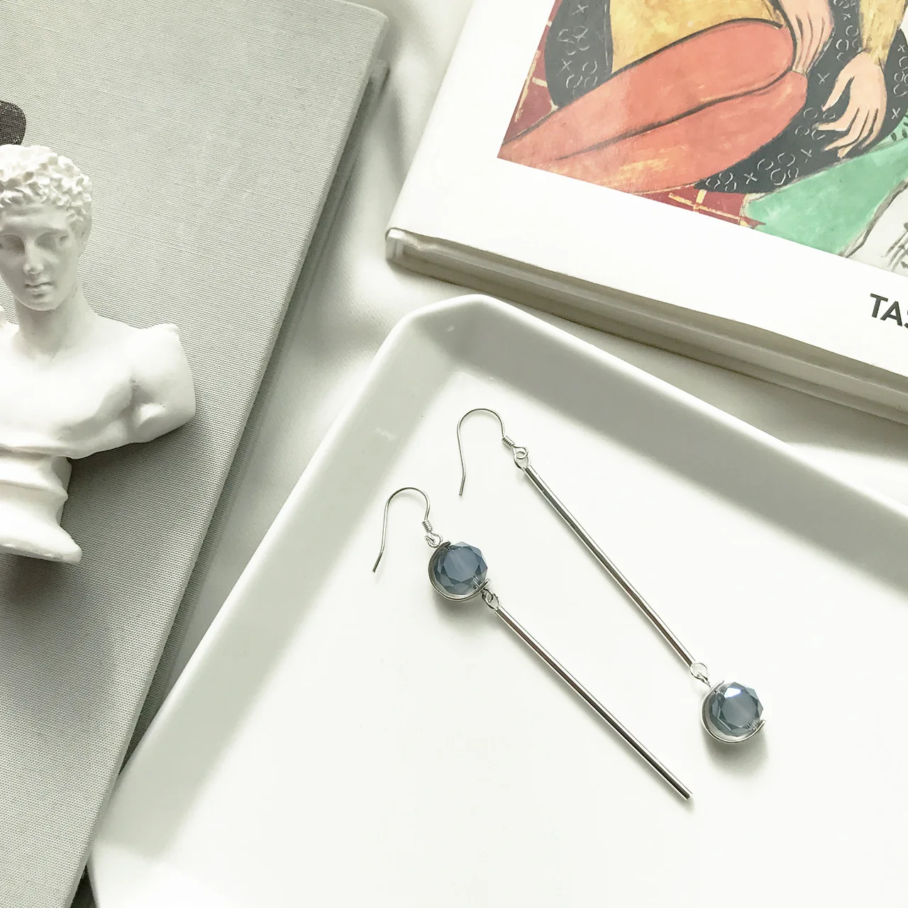 South Korean women's long ocean blue 925 silver earrings temperament women tassel earrings blue crystal earrings
South Korean women's long ocean blue 925 silver earrings temperament women tassel earrings blue crystal earrings