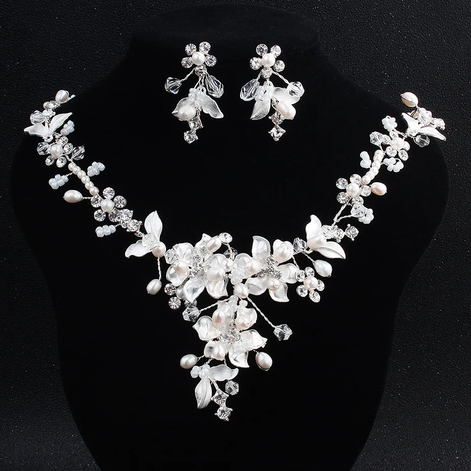 European Vintage Pearl Bride Jewelry Set Crystal Retry Queen Flower Necklace Earring Accessories
European Vintage Pearl Bride Jewelry Set Crystal Retry Queen Flower Necklace Earring Accessories