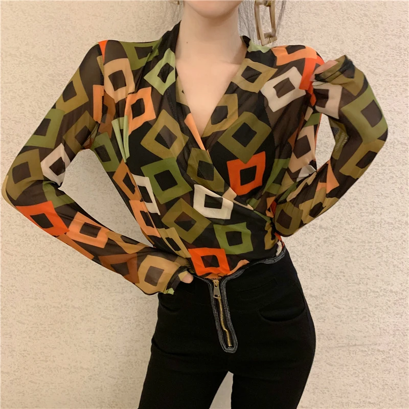 Sexy retro gentle temperament Slim 2019 new spring micro-transparent V-neck long-sleeved mesh yarn pullover shirt women
Sexy retro gentle temperament Slim 2019 new spring micro-transparent V-neck long-sleeved mesh yarn pullover shirt women