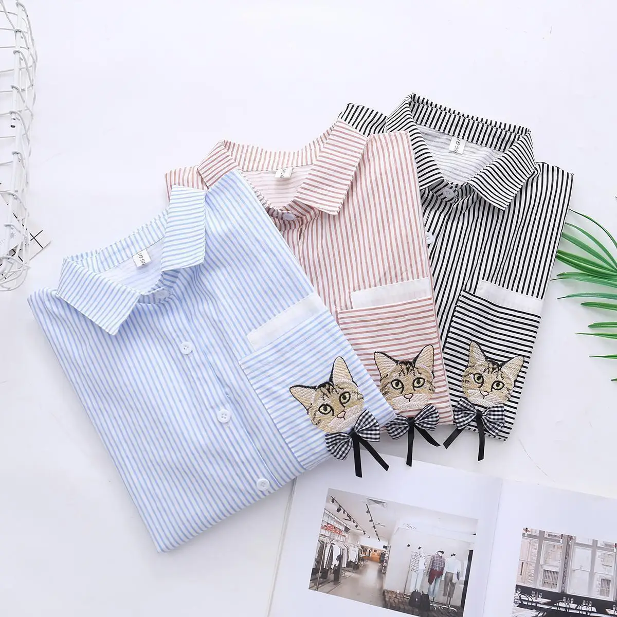 Женская обувь новая модная Осенняя футболка с длинными рукавами и отложным воротником в полоску, милая, с вышивкой в виде котиков Свободная ...
Женская обувь новая модная Осенняя футболка с длинными рукавами и отложным воротником в полоску, милая, с вышивкой в виде котиков Свободная ...