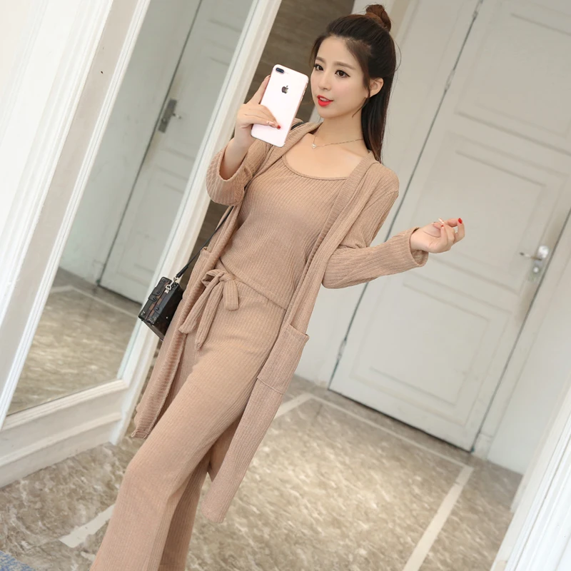 women's suits 2017 spring female fashion Knit cardigan +vest+nine points wide-legged pants three-piece set
women's suits 2017 spring female fashion Knit cardigan +vest+nine points wide-legged pants three-piece set