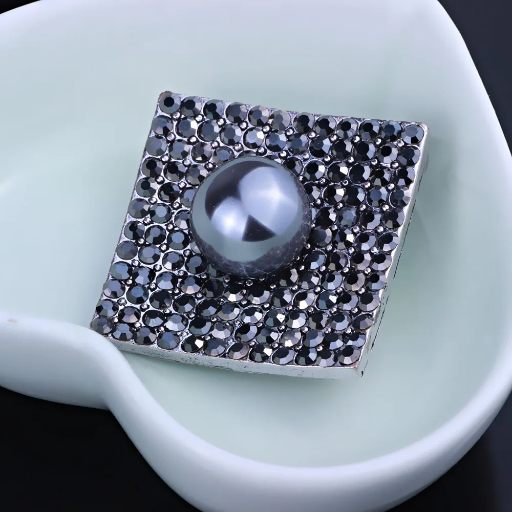FARLENA Jewelry Black Gun Plated Square brooch Pins with Rhinestones Vintage Simulated Pearl Brooches for Women Gift
FARLENA Jewelry Black Gun Plated Square brooch Pins with Rhinestones Vintage Simulated Pearl Brooches for Women Gift