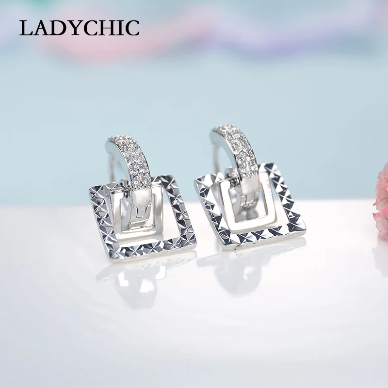 LADYCHIC Fashion Design Square Shape Movable Hoop Earrings Paved Cubic Zirconia Crystal Stone Women Earring Jewelry LE1016
LADYCHIC Fashion Design Square Shape Movable Hoop Earrings Paved Cubic Zirconia Crystal Stone Women Earring Jewelry LE1016