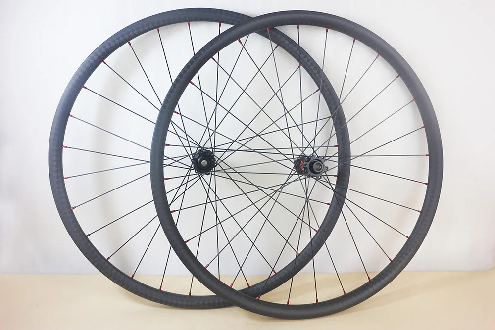 29er MTB XC гонки 28 мм Высота 28 мм Наружная ширина Асимметричные hookless горный велосипед Углеродные колеса 29 дюймов набор бескамерных колес
29er MTB XC гонки 28 мм Высота 28 мм Наружная ширина Асимметричные hookless горный велосипед Углеродные колеса 29 дюймов набор бескамерных колес