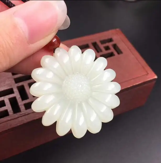 Natural fine jewelry Hetian jade white sun pendant sunflower 
Natural fine jewelry Hetian jade white sun pendant sunflower