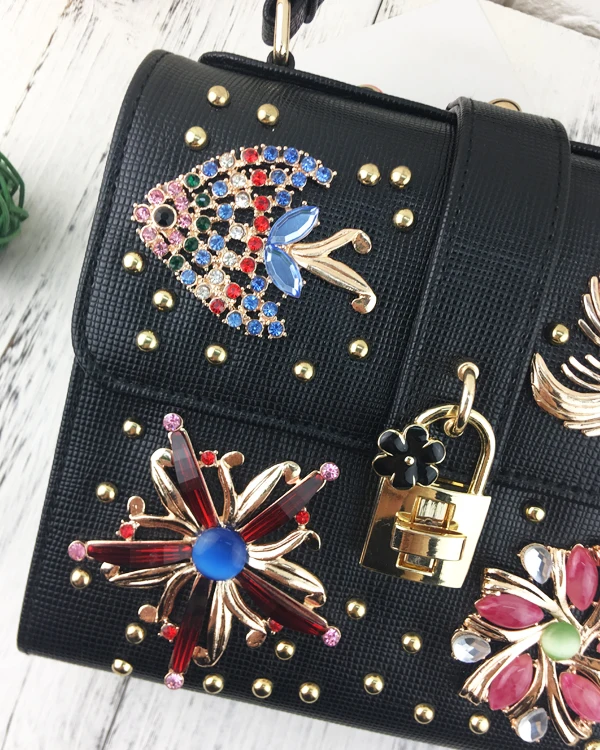 Luxury diamond flower goldfish pattern black box shape women's totes shoulder bag handbag ladies crossbody messenger bag purse
Luxury diamond flower goldfish pattern black box shape women's totes shoulder bag handbag ladies crossbody messenger bag purse
