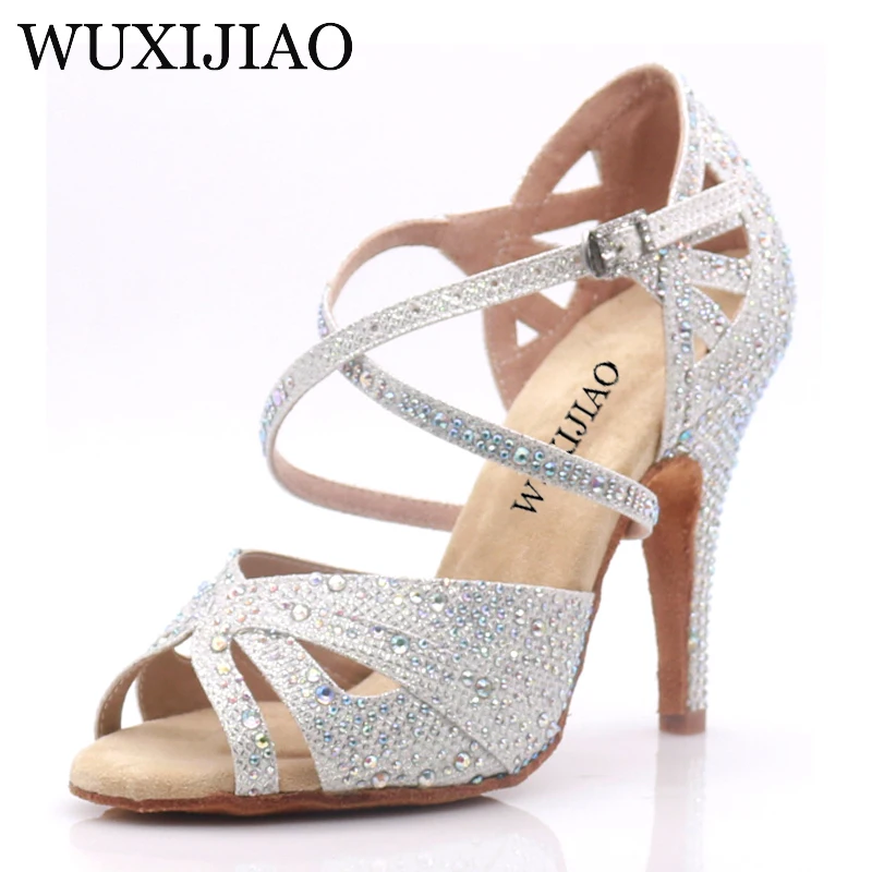 WUXIJIAO hot Black and white flash cloth Women's Latin dance shoes Ballroom dance shoes Party Square dance shoes soft heel 7.5cm
WUXIJIAO hot Black and white flash cloth Women's Latin dance shoes Ballroom dance shoes Party Square dance shoes soft heel 7.5cm
