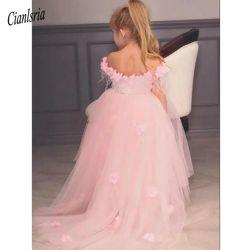 2020 New Coming Flower Girl Dress with 3D Floral Appliques Beading Feathers Cap Sleeves Open Back Custom Made For Elegant Girls
2020 New Coming Flower Girl Dress with 3D Floral Appliques Beading Feathers Cap Sleeves Open Back Custom Made For Elegant Girls