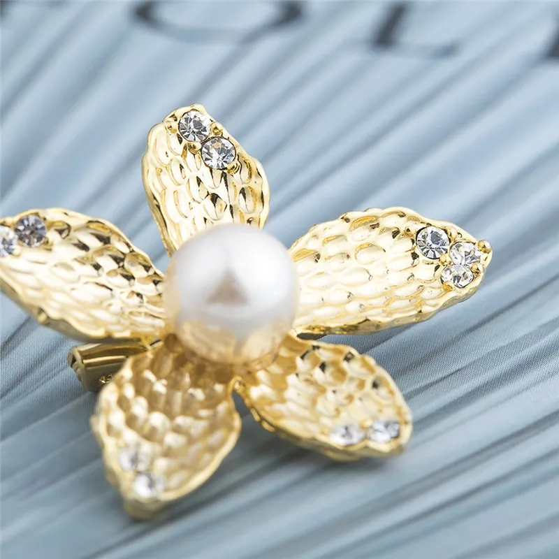 Pinksee Luxury Imitation Pearl Gold Color Rhinestone Five leaf Flowers Shape Brooch for Wedding Party Charm Pin
Pinksee Luxury Imitation Pearl Gold Color Rhinestone Five leaf Flowers Shape Brooch for Wedding Party Charm Pin