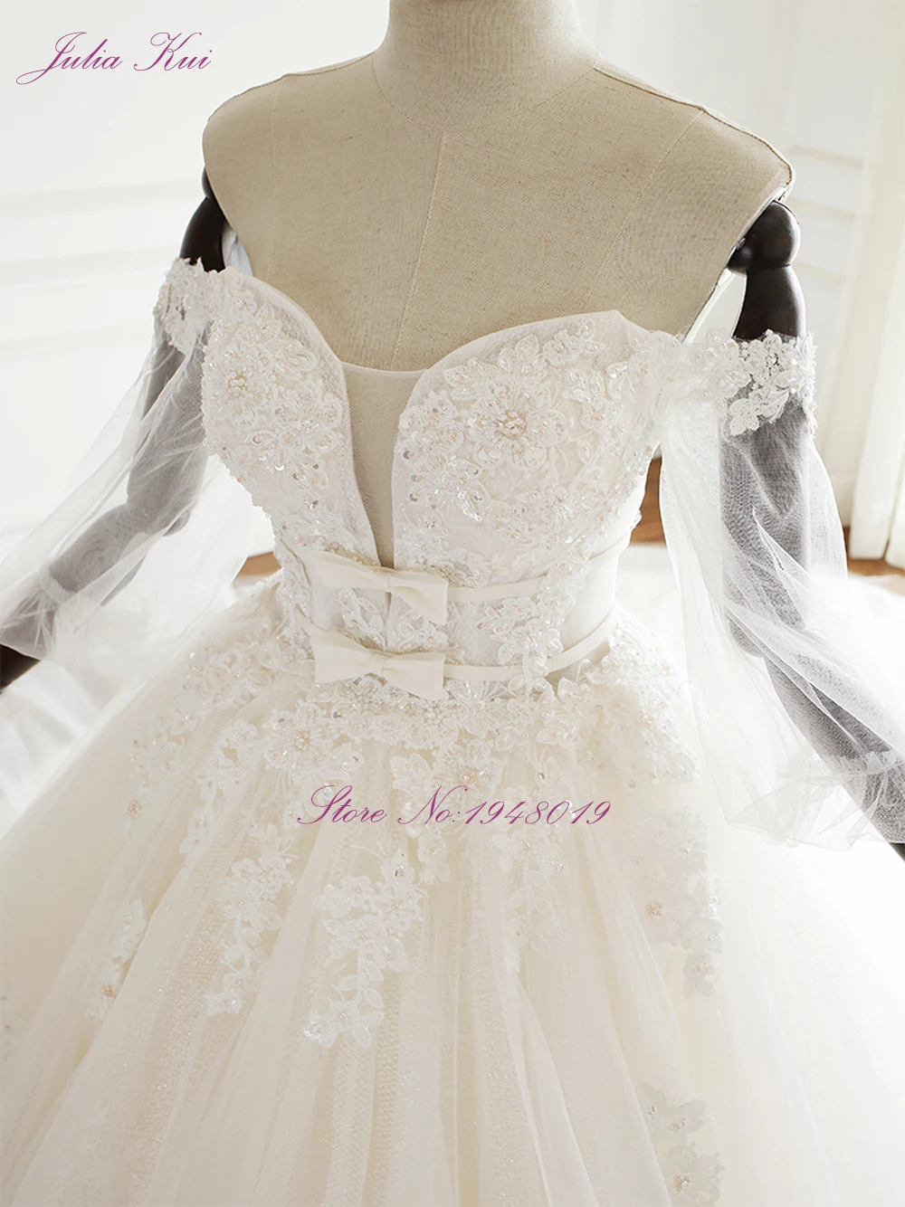 JULIA KUI Strapless A Line Wedding Dress Of Lace Up Closure With Two Bow On The Waist Part Elegant Skirt
JULIA KUI Strapless A Line Wedding Dress Of Lace Up Closure With Two Bow On The Waist Part Elegant Skirt