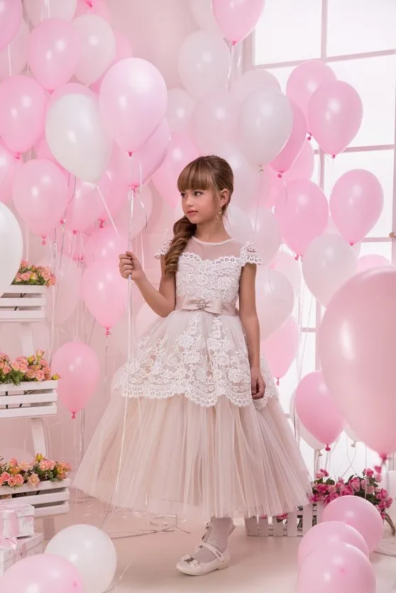 Fashion Cap Sleeves Ball Gown Tulle Lace Applique Bow Belt Lovely Flower Girl's Dresses For Wedding Party 2021 New Arrival
Fashion Cap Sleeves Ball Gown Tulle Lace Applique Bow Belt Lovely Flower Girl's Dresses For Wedding Party 2021 New Arrival