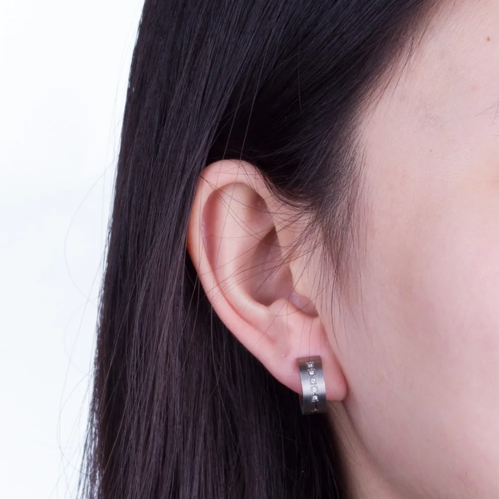 100% Real Titanium Hoop Earrings for Men Small Huggie Earrings for Women with 5 CZ Stone hypoallergenic for Sensitive Ear
100% Real Titanium Hoop Earrings for Men Small Huggie Earrings for Women with 5 CZ Stone hypoallergenic for Sensitive Ear