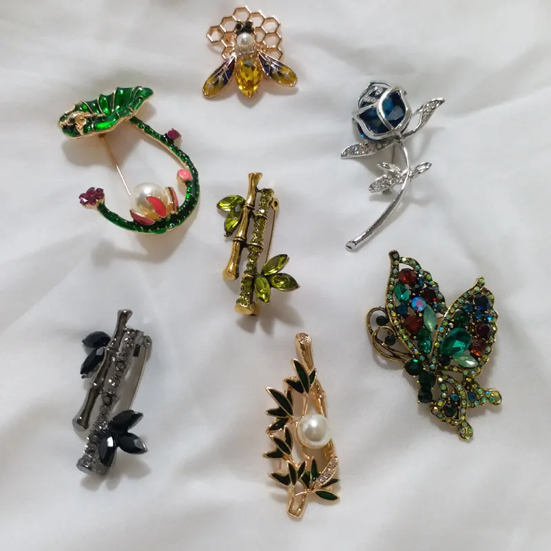 Fashion flowers butterfly bamboo bee lotus brooches for women Pearl Enamel pin badge female broches con piedras
Fashion flowers butterfly bamboo bee lotus brooches for women Pearl Enamel pin badge female broches con piedras
