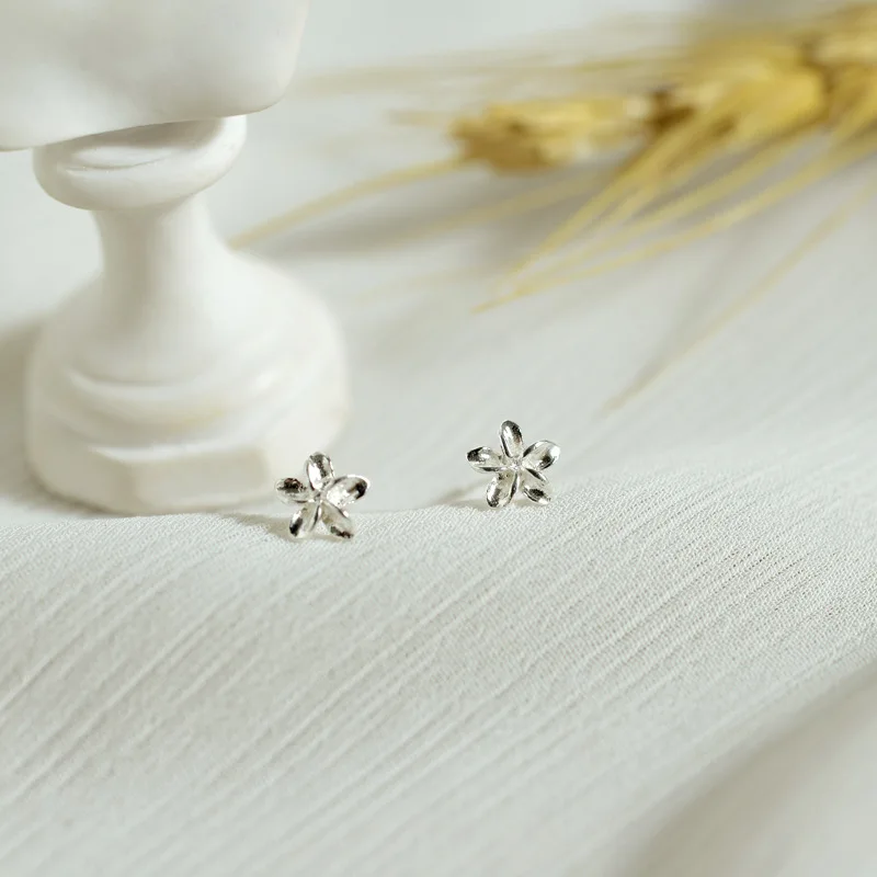 Gemei 100% 925 Sterling Silver Female Stud Earrings Small Flower Cute Flowers Earrings Fashion Jewelry Womens Accessories
Gemei 100% 925 Sterling Silver Female Stud Earrings Small Flower Cute Flowers Earrings Fashion Jewelry Womens Accessories