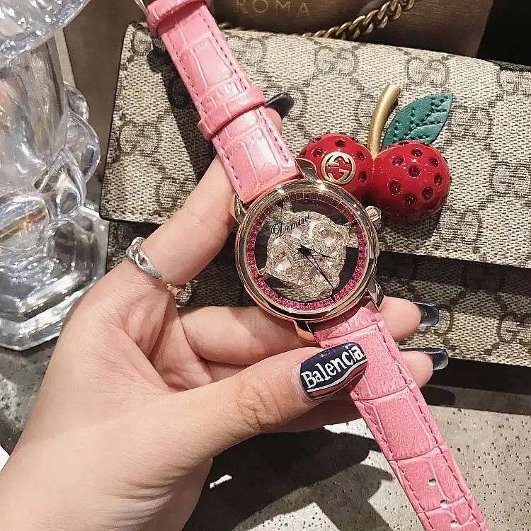 2019 Fashion Top Brand Luxury Watch Women Leather Strap Designer Women Dress Watch Rotating Diamond Women Watches Quartz
2019 Fashion Top Brand Luxury Watch Women Leather Strap Designer Women Dress Watch Rotating Diamond Women Watches Quartz