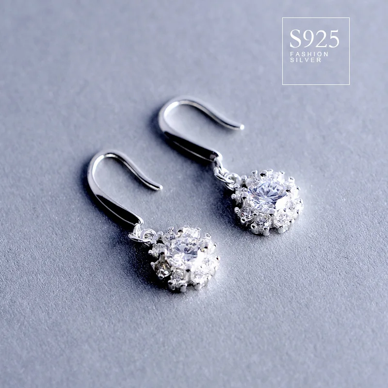 Серьги 925 пробы SV, новые циркониевые маленькие серьги с цирконом, темпераментные яркие женские серьги в виде снежинок
Серьги 925 пробы SV, новые циркониевые маленькие серьги с цирконом, темпераментные яркие женские серьги в виде снежинок