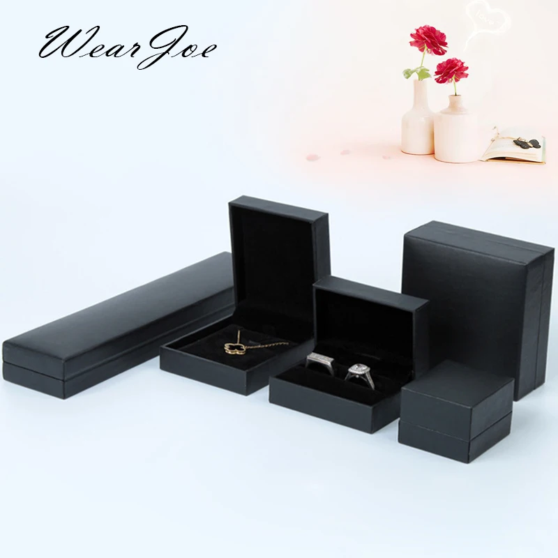1 Vintage Black Leatherette Paper Jewelry Display Box 5 Style Ring Pendant Bangle Bracelet Pendant Storage & Package Stand Case
1 Vintage Black Leatherette Paper Jewelry Display Box 5 Style Ring Pendant Bangle Bracelet Pendant Storage & Package Stand Case