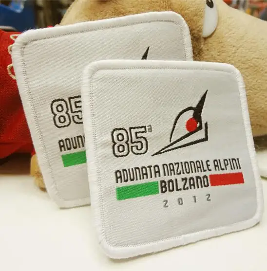 customized garment iron on woven badge patches, shield stitched merrow border with brand logo for clothes
customized garment iron on woven badge patches, shield stitched merrow border with brand logo for clothes