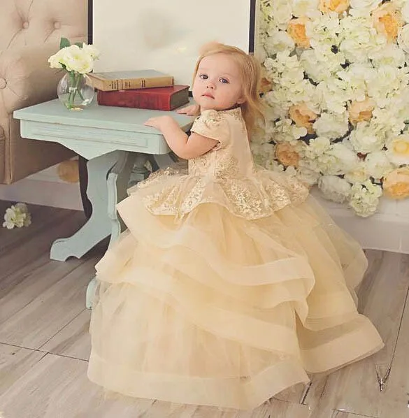 Lovely Girls Birthday Party Gowns with Lace Appliques Short Sleeves Tiered Tulle Flower Girl Dress Kids Clothes Photography
Lovely Girls Birthday Party Gowns with Lace Appliques Short Sleeves Tiered Tulle Flower Girl Dress Kids Clothes Photography