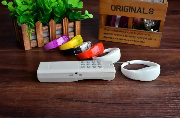 LED RGB Изменение Цвета Силиконовый чехол белого цвета браслеты, украшенное мозаикой из драгоценных камней, 12 Ключи дистанционного управления...
LED RGB Изменение Цвета Силиконовый чехол белого цвета браслеты, украшенное мозаикой из драгоценных камней, 12 Ключи дистанционного управления...