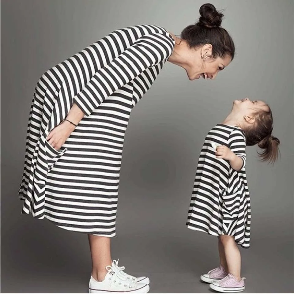 2017 New Styles Autumn Family Matching Outfits Mother Or Daughter Dress Casual Fall Full sleeve black and white Striped Dress
2017 New Styles Autumn Family Matching Outfits Mother Or Daughter Dress Casual Fall Full sleeve black and white Striped Dress
