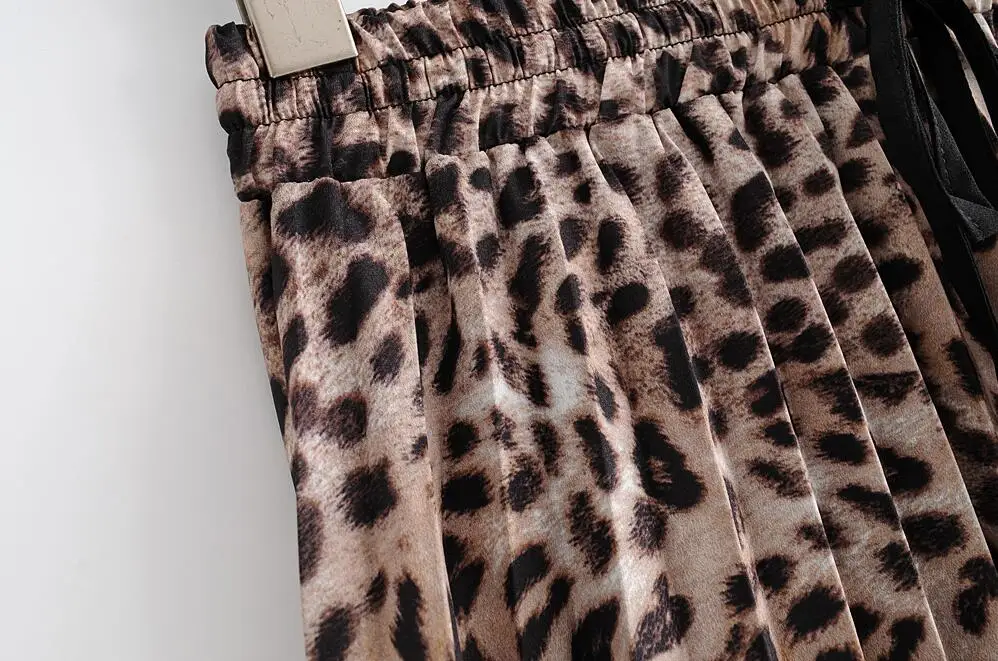 Newest Women Skirt High waist Leopard skirt Sashes fashion Big lower Hem Knee-Length Women Pleated skirts S M L
Newest Women Skirt High waist Leopard skirt Sashes fashion Big lower Hem Knee-Length Women Pleated skirts S M L